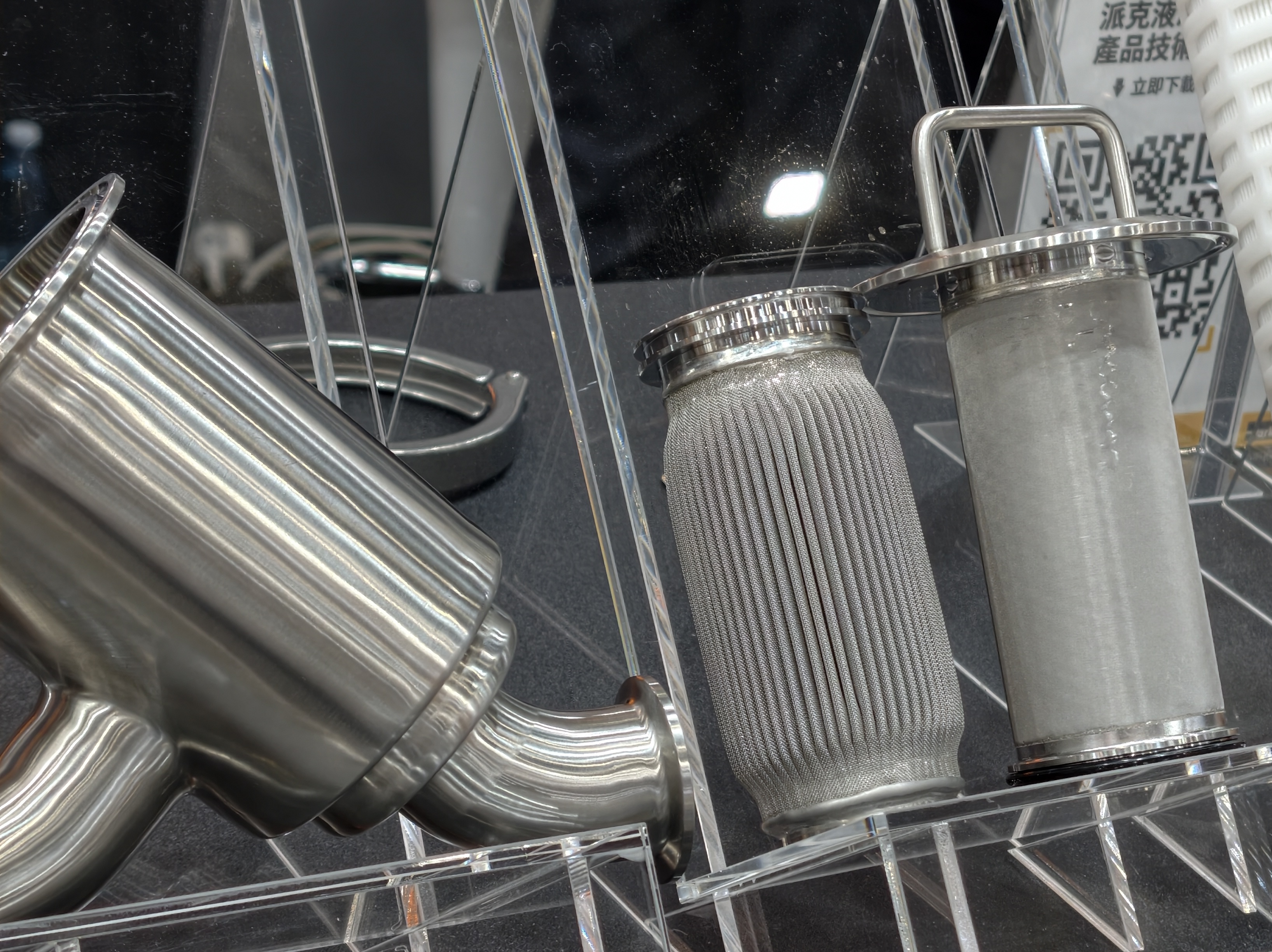 Stainless construction with welded sintered net and vapor-weave style structure.