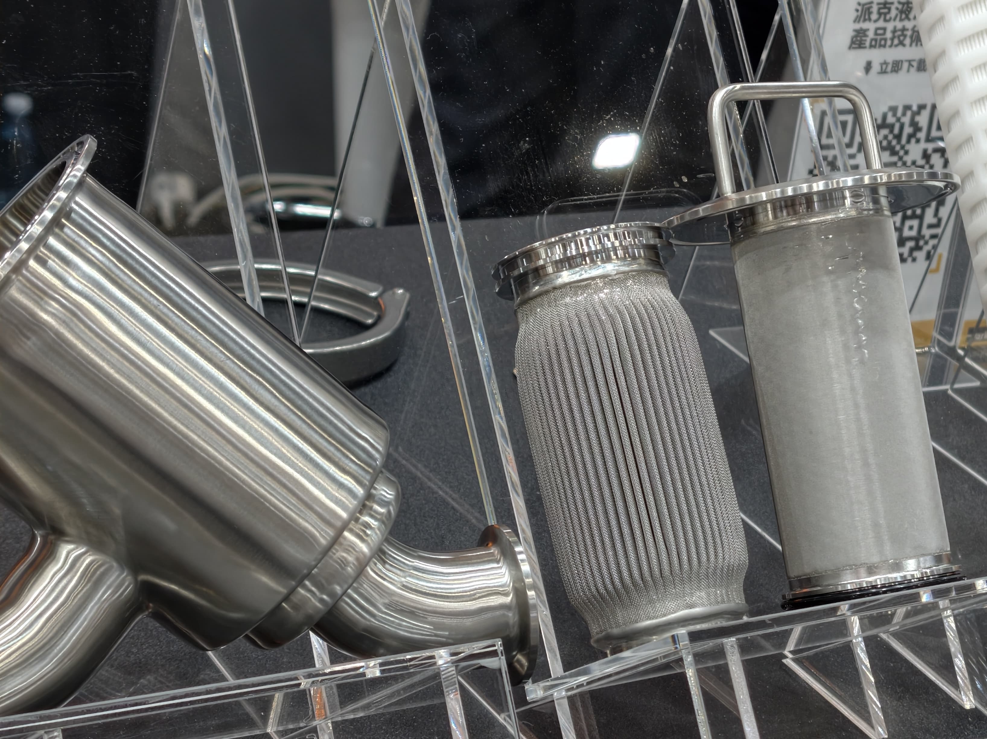 Stainless construction with welded sintered net and vapor-weave style structure.